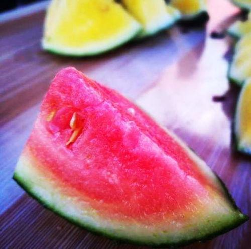 山东男子吃瓜,瓜中藏宝引发热议