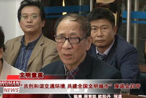 当模特遇到吃瓜群众,一场意外的“围观秀”