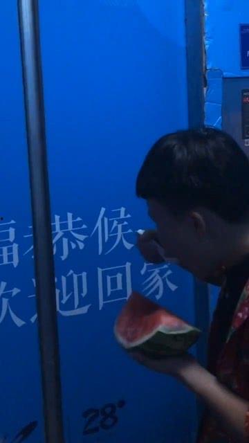 当模特遇到吃瓜群众,一场意外的“围观秀”