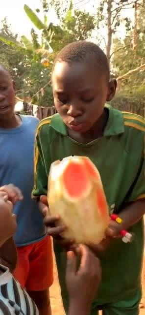 小伙儿吃瓜,小伙儿吃瓜背后的故事