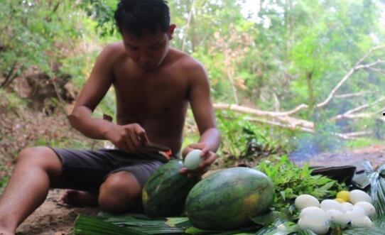 金刚上厕所吃大瓜,厕所奇缘，大瓜美食之旅