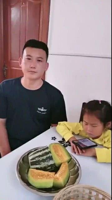 和父亲吃哈密瓜,共享哈密瓜甜蜜时光