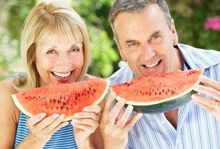 老年女吃瓜,老年女性乐享生活新风尚