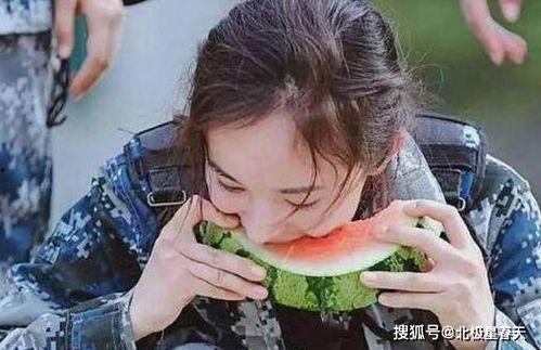 老年女吃瓜,老年女性乐享生活新风尚