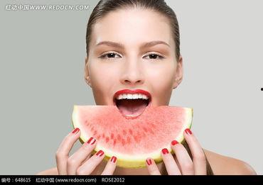 搭讪美女吃瓜图片,搭讪高手如何巧妙开启浪漫对话