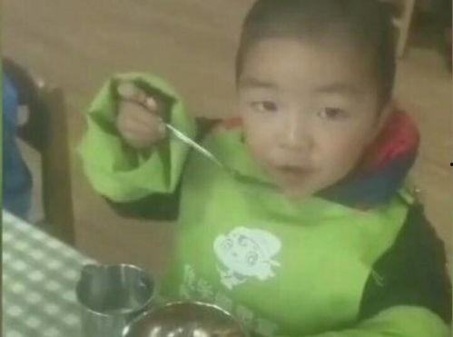 帅哥吃瓜哭了图片搞笑,帅哥泪洒瓜田，吃瓜哭成表情包！