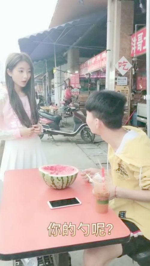 韩国街头美女吃瓜,悠闲吃瓜瞬间捕捉