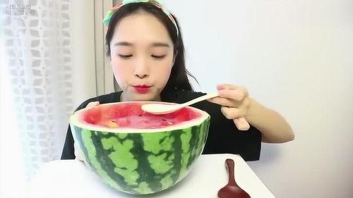 韩国街头美女吃瓜,悠闲吃瓜瞬间捕捉