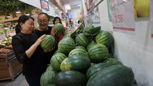 新港服装城吃瓜,吃瓜群众的热闹盛宴