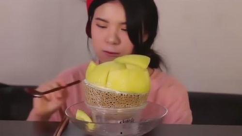 韩国女孩吃瓜,甜蜜瓜味生活分享