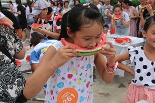 景区吃瓜的女生,青春女生畅享夏日美味时光