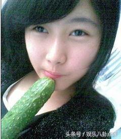 美女在厨房吃瓜