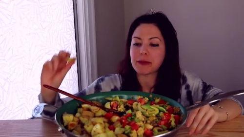 交城慧姐吃瓜事件,网络热议背后的真相揭秘