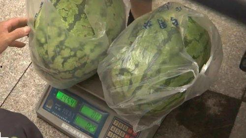 村里吃瓜图片,村民共享吃瓜欢乐时光