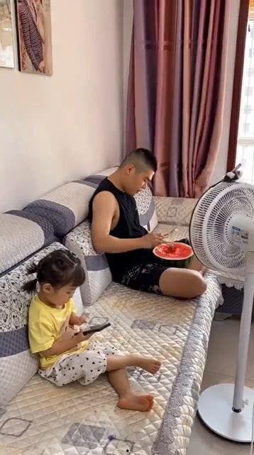 奇葩发明吃瓜化妆,奇葩发明带你吃瓜化妆两不误