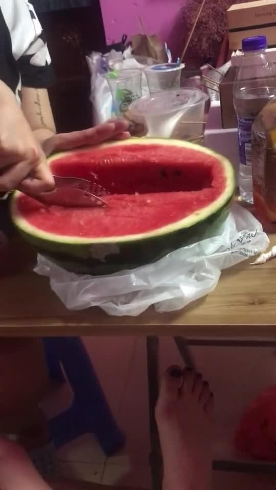 宿舍男女吃瓜,男女同寝的甜蜜“瓜”事