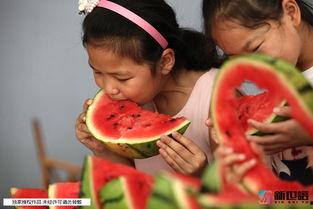 日本的小孩吃瓜