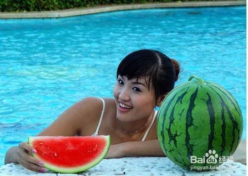 吃瓜的胖女人,吃瓜的胖女人背后的故事与启示