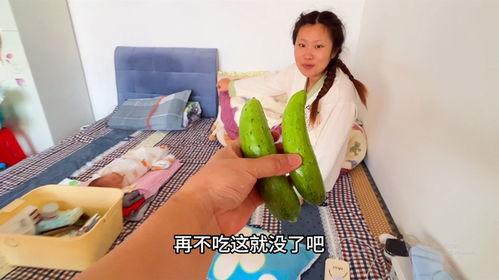 两个妇女吃瓜,两位妇女共度欢乐时光