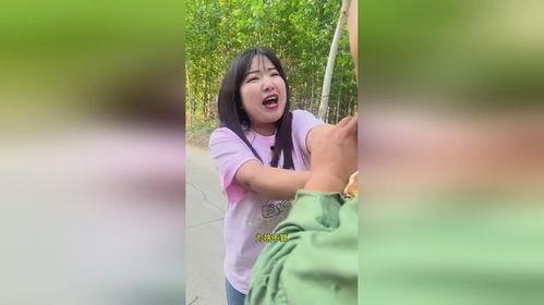 两个妇女吃瓜,两位妇女共度欢乐时光