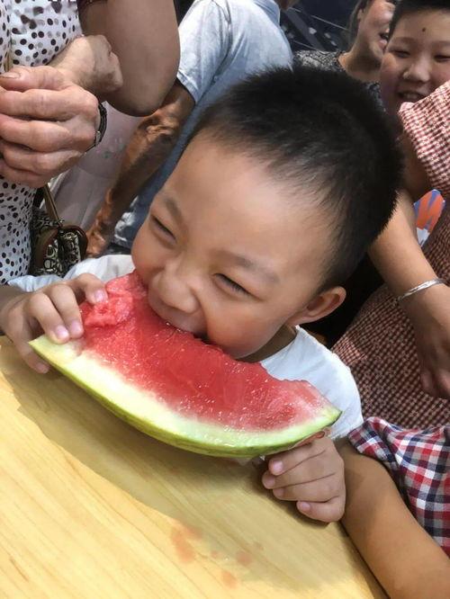 各种吃瓜姿势图片,解锁夏日清凉新姿势