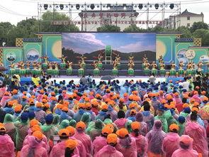 雨中吃瓜的群众,见证一场别开生面的街头盛宴